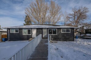 Exterior - 2BR Suite Near YYC Airport & Downtown, UofC, SAIT - 4404 – UP (Calgary)
