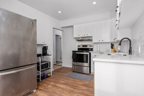 Réfrigérateur, four à micro-ondes, un four, surface de cuisson