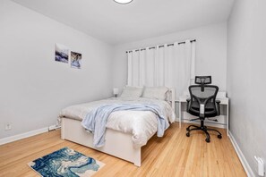 2 bedrooms, desk, iron/ironing board, WiFi - 2BR Suite Near YYC Airport & Downtown, UofC, SAIT - 4404 – UP (Calgary)