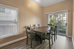 Dining - Lighthouse Beach House (Santa Cruz)