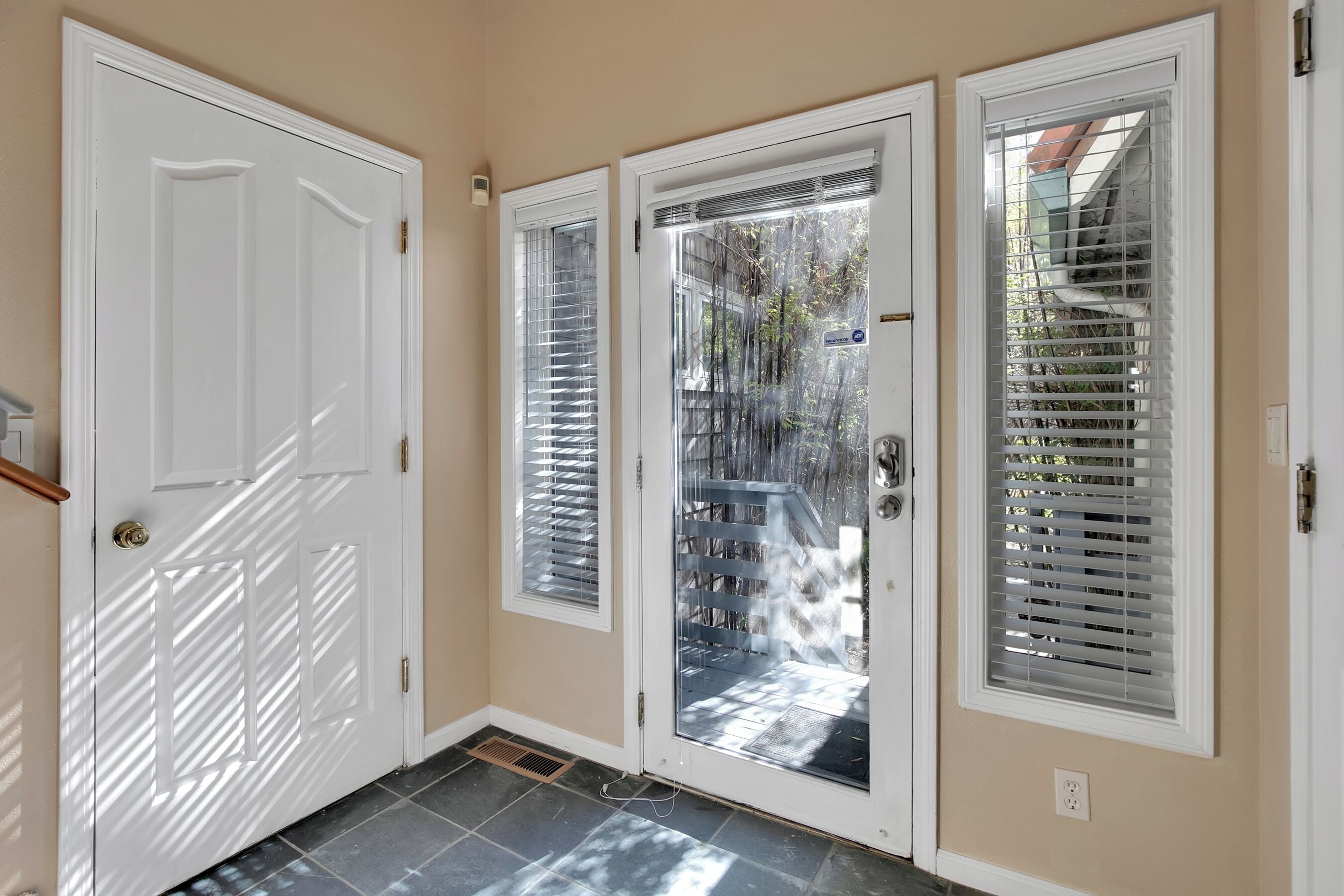 Casa, aceita animais de estimação, vista para o parque | Parte interna