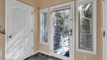 Casa, aceita animais de estimação, vista para o parque | Parte interna