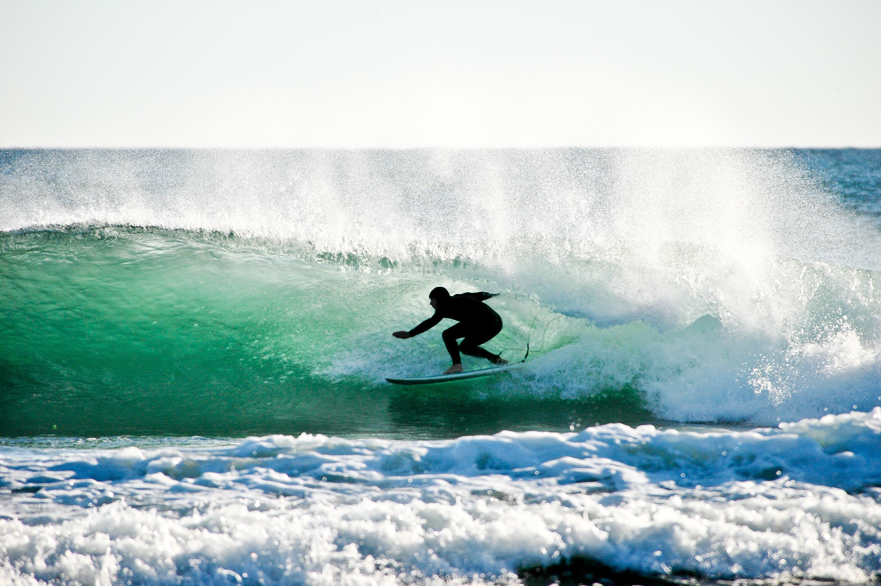 Un surfista cavalca un'onda.