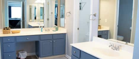 Secadora de cabello, toallas, jabón, papel de baño
