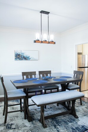 Dining - South CLT Getaway - Near Carowinds, I485, I77, Lake Wylie - Firepit (Charlotte)