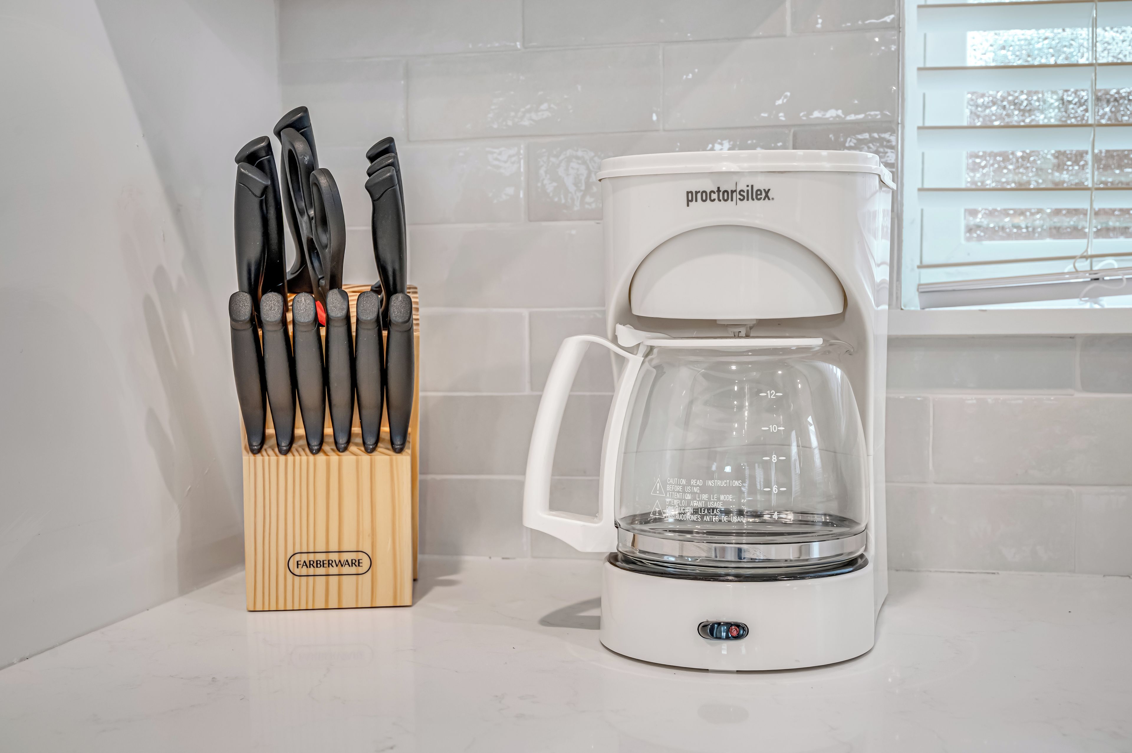Eine Küche mit Kaffeemaschine und Messerblock.