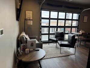Living area - Cozy 1-bedroom condo in beautiful downtown Lawrence (Lawrence)