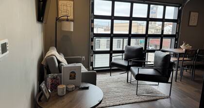 Cozy 1-bedroom condo in beautiful downtown Lawrence