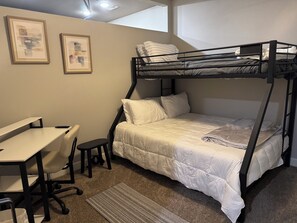 Room - Cozy 1-bedroom condo in beautiful downtown Lawrence (Lawrence)