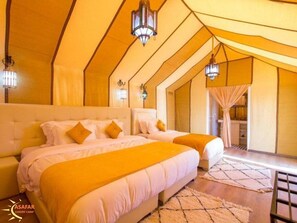 Habitación triple superior, vistas al desierto | Sábanas de algodón egipcio y ropa de cama de alta calidad