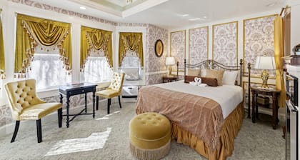 Large elegant suite w marble spa tub in Boutique B&B