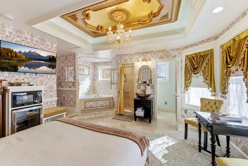 Large elegant 1-br suite w marble spa tub in Boutique B&B