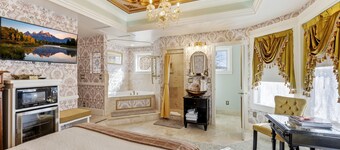 Large elegant 1-br suite w marble spa tub in Boutique B&B