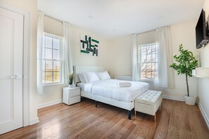 3 bedrooms, in-room safe, iron/ironing board, travel cot - Comfortable 3BR House • Free Parking • Easy NYC Access • Ideal for Families (Yonkers)