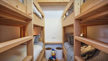 5 bedrooms, WiFi, bed sheets