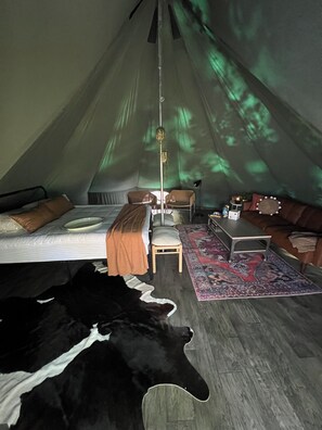 1 bedroom, bed sheets