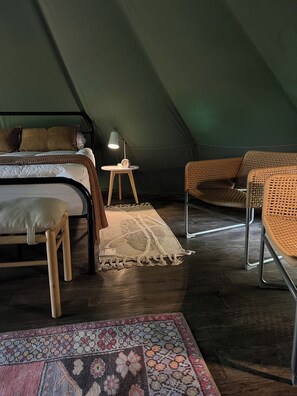 1 bedroom, bed sheets