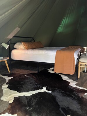1 bedroom, bed sheets