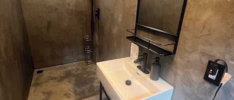 Douche, sĂšche-cheveux, serviettes fournies, papier toilette