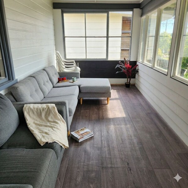 Living area - Family Lakes Entrance Home I Close to Beach & Shops (Lakes entrance)