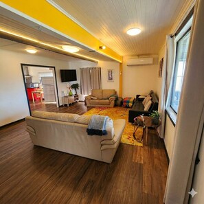 Living area - Family Lakes Entrance Home I Close to Beach & Shops (Lakes entrance)