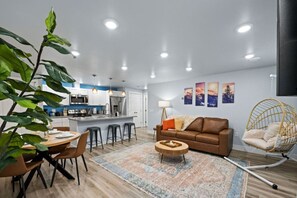 TV - Modern Lux Getaway Heart of Fairbanks (Fairbanks)