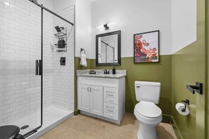 Shower, hair dryer, towels, shampoo - Elegant 1BR | Near Airport & Downtown (Nashville)