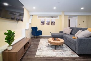 Living area - Lucas`s Aurora Chalet with View (Fairbanks)