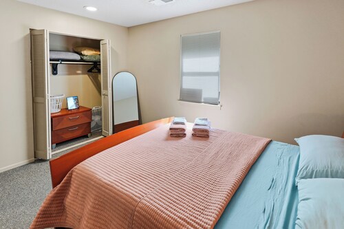 Relax & Recharge • Cozy Retreat in Rosedale, KS