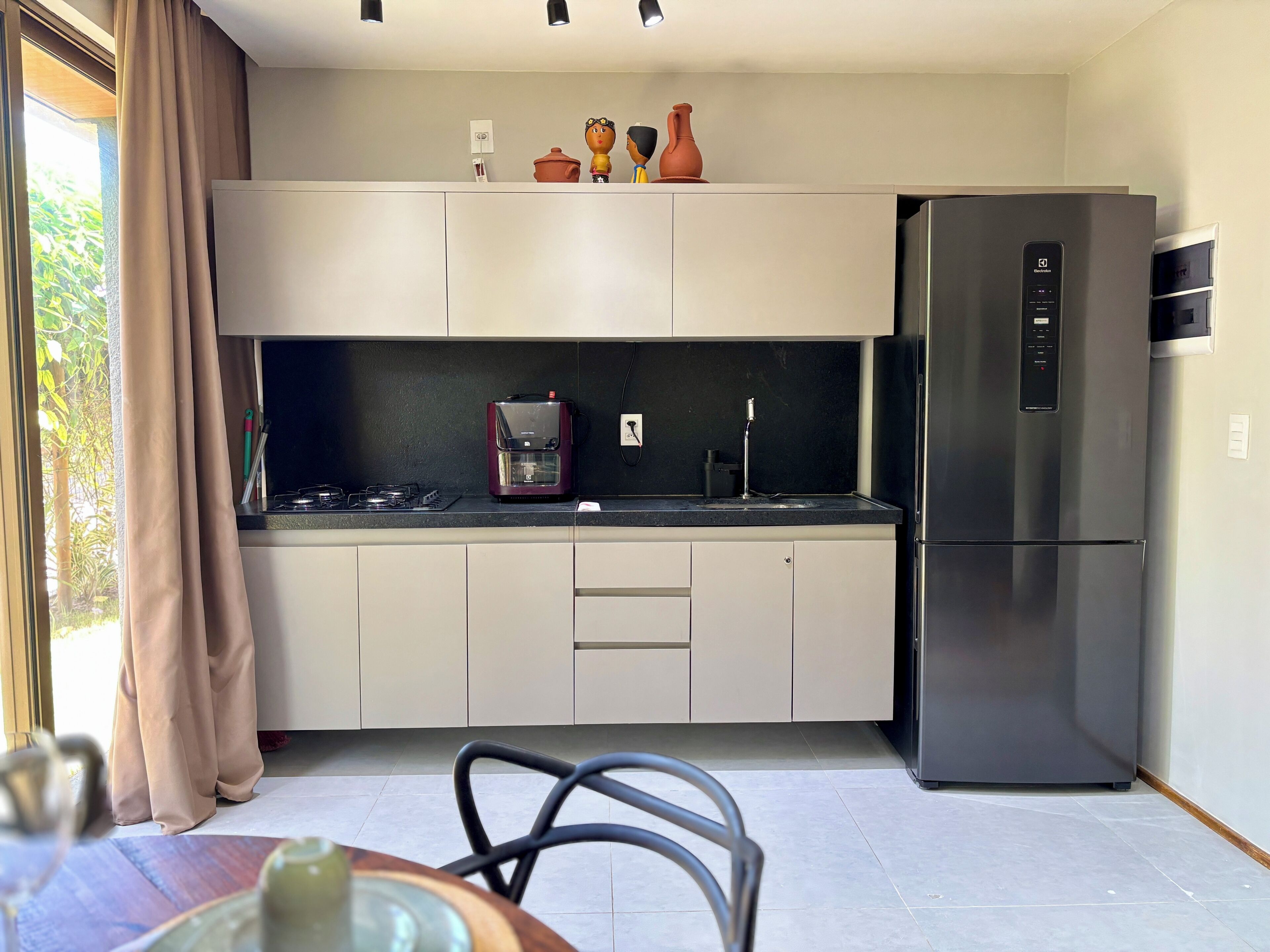 Coffee/tea maker, fridge, microwave, stovetop