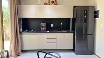 Coffee/tea maker, fridge, microwave, stovetop
