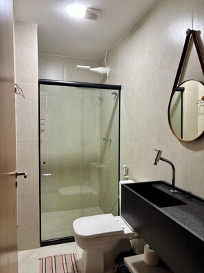 Sèche-cheveux, serviettes fournies, savon, papier toilette