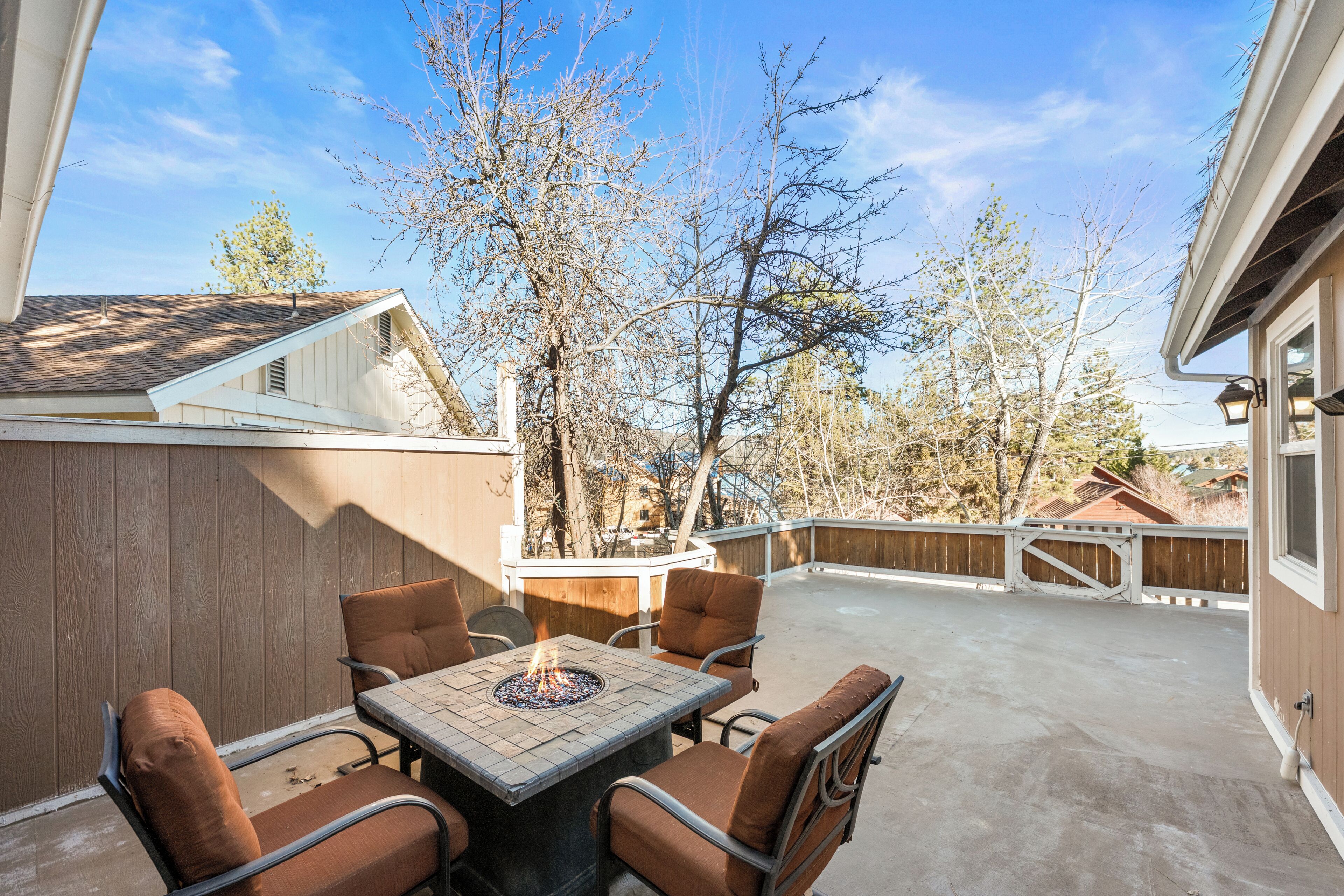 Casa, pati, vistes al llac | Servei de restauració a l'aire lliure