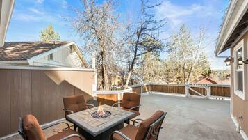 Casa, pati, vistes al llac | Servei de restauració a l'aire lliure