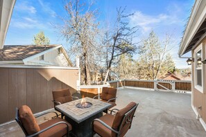 Casa, pati, vistes al llac | Servei de restauració a l'aire lliure