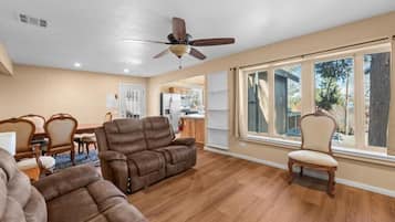 ハウス パティオ レイクビュー | リビング エリア