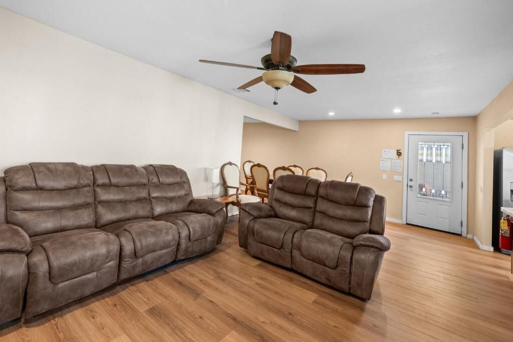 Hus, terrasse, utsikt mot innsjø | Oppholdsområde