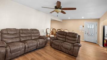 Hus, terrasse, utsikt mot innsjø | Oppholdsområde