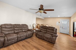 独立别墅, 露台, 湖景 | 起居区