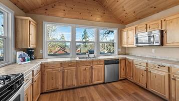 Hus, terrasse, utsikt mot innsjø | Eget kjøkken