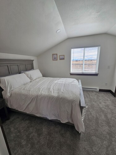 Peaceful 1-bedroom upstairs loft in beautiful Manhattan