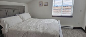 Peaceful 1-bedroom upstairs loft in beautiful Manhattan