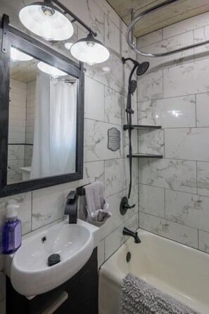 Bathroom - Sunset Chateau-Charming Texas Historic Landmark House Downtown Longview (Longview)