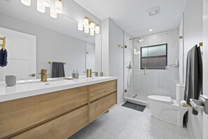 Shower, hair dryer, towels - Newly Remodeled Beach Home w/ Pool (Naples)