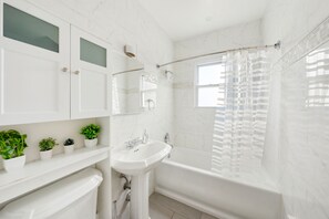 Hair dryer, bidet, towels, soap - 3BR Home • Free Parking • Near NYC • Perfect for Families & Groups (Yonkers)