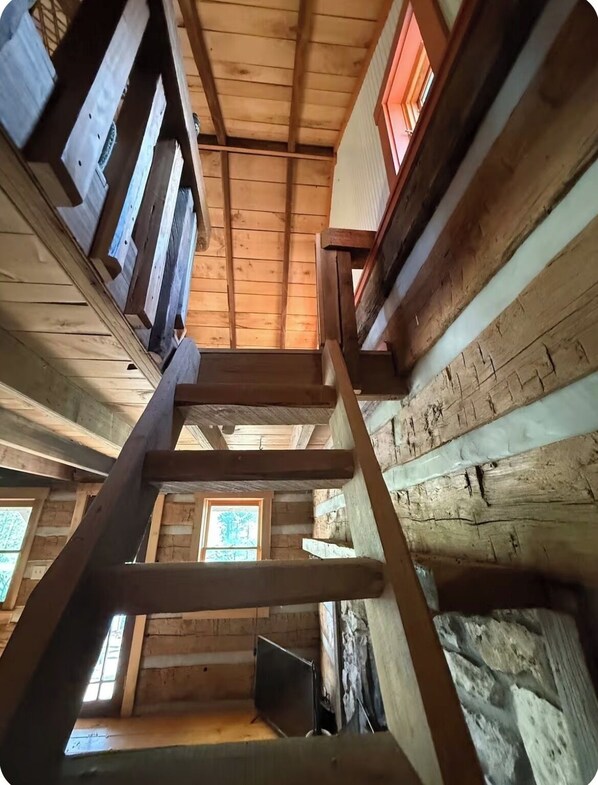 Interior - Peace Cabin- 20 min hike to Wilson Cave! (Deputy)