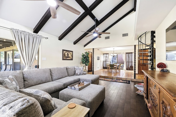 Smart TV, fireplace - Mission - A Birdy Vacation Rental (San Antonio)