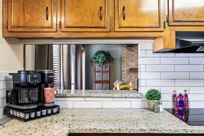Fridge, microwave, oven, stovetop - Mission - A Birdy Vacation Rental (San Antonio)