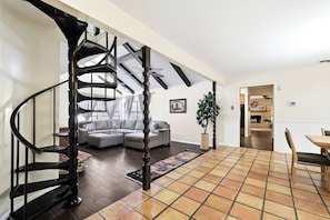 Interior - Mission - A Birdy Vacation Rental (San Antonio)