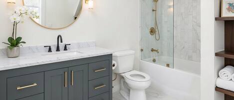 Secadora de cabello, bidet, toallas, jabón